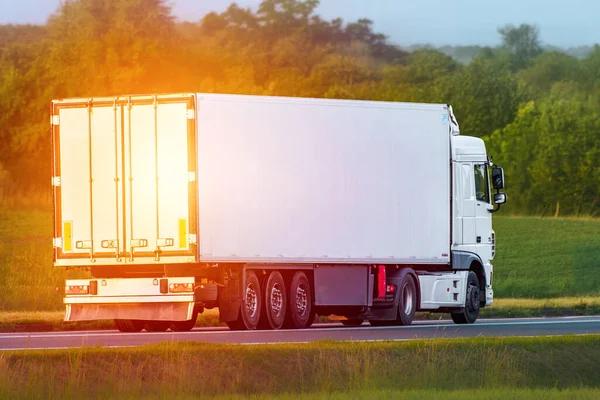 How a Toronto Trucking Company Can Improve Supply Chain Performance