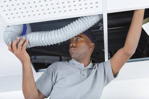 Why Choose a Local Air Conditioning Contractor for Your HVAC Needs
