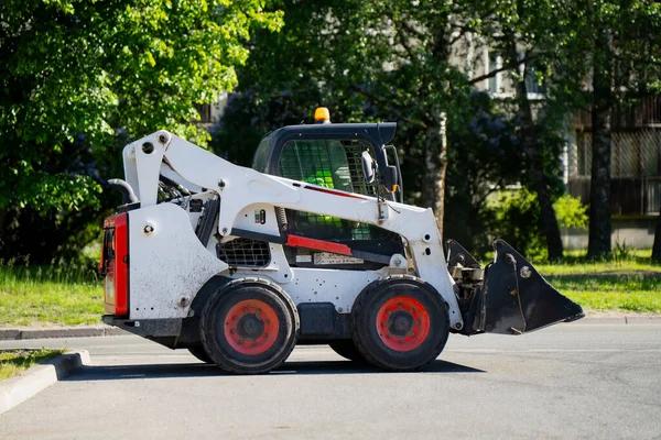 How to Choose the Right Landscape Contractor for Your Property