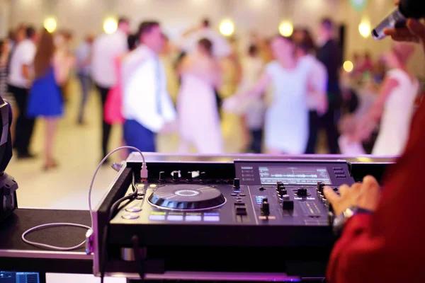 How Wedding DJs Create a Fun and Engaging Guest Experience